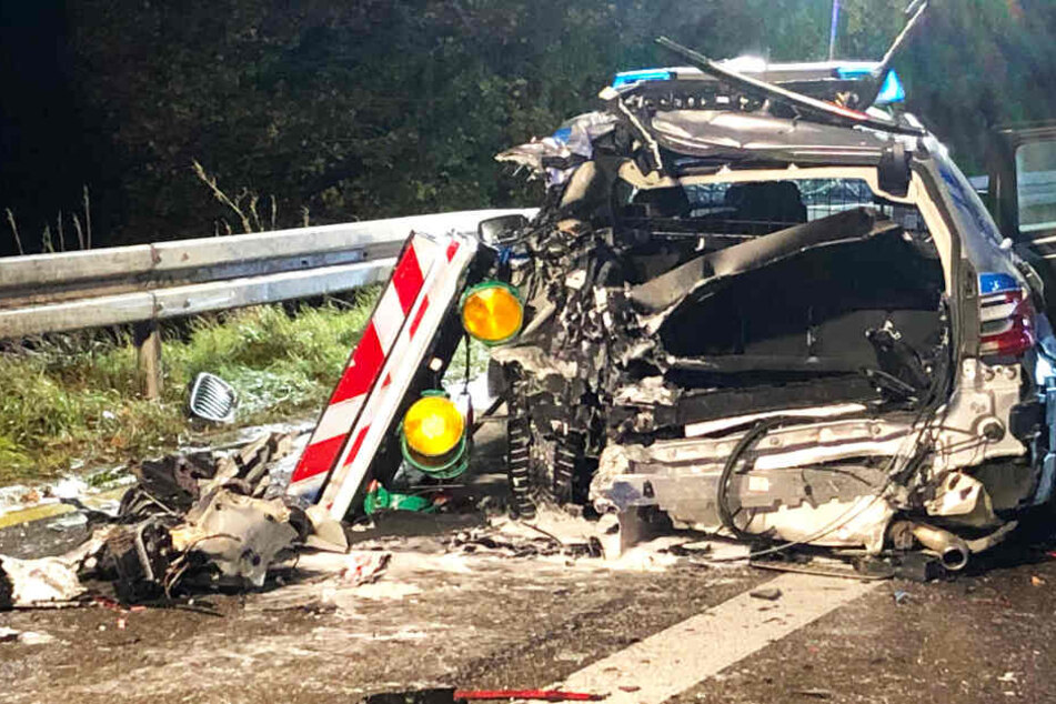 Bei einem Unfall auf der A9 wurden zwei Polizeibeamte verletzt. Ein Lkw hatte ihren Dienstwagen gerammt.