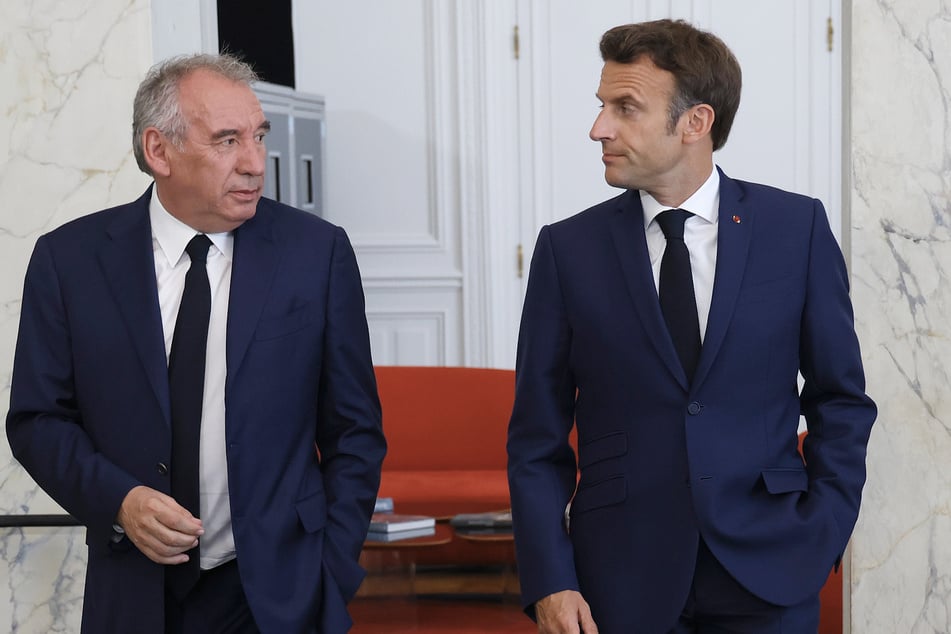 Frankreichs Präsident Emmanuel Macron (47) rechts muss nun schnell einen neuen Regierungsschef ernennen.