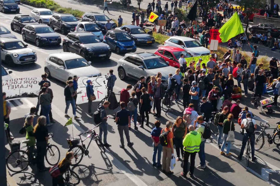 Aktivisten blockieren eine Straße.