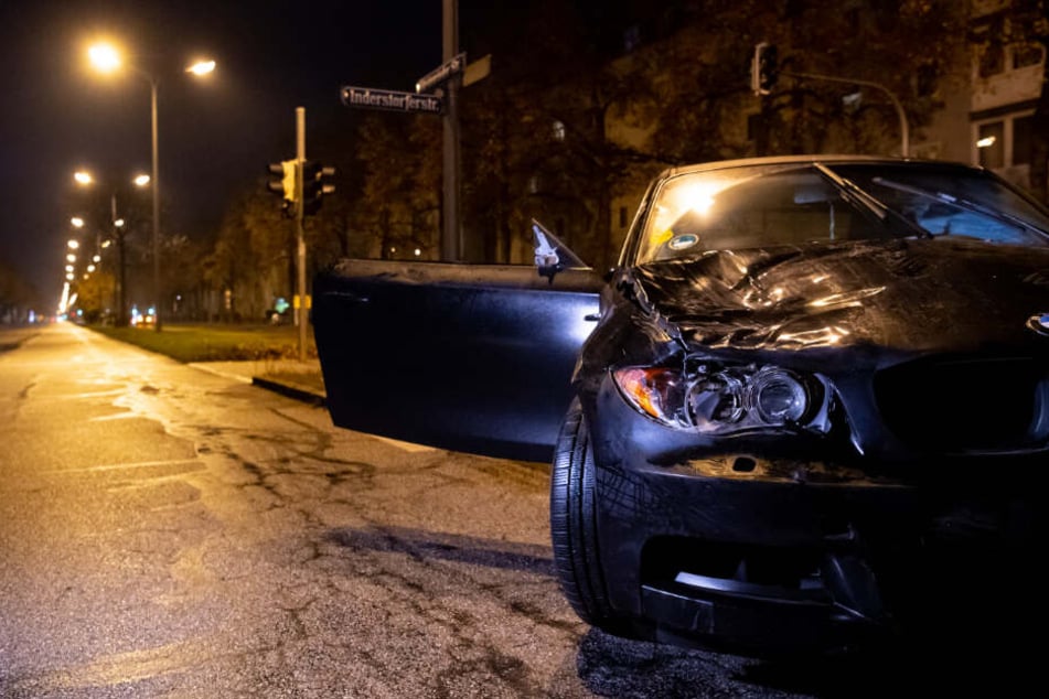 Der beschädigte BMW steht in der Fürstenrieder Straße.