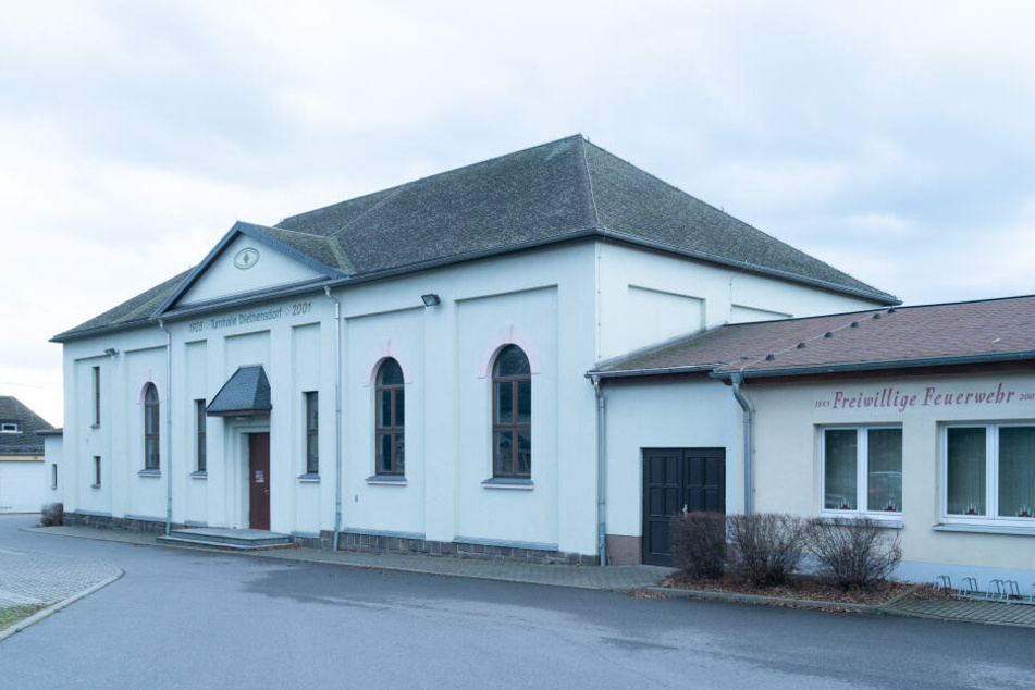 In dieser Turnhalle wird Peter Maffay (70) mit Gitarrist, Perkussionist und Chor ein Konzert für 50 Leute geben.