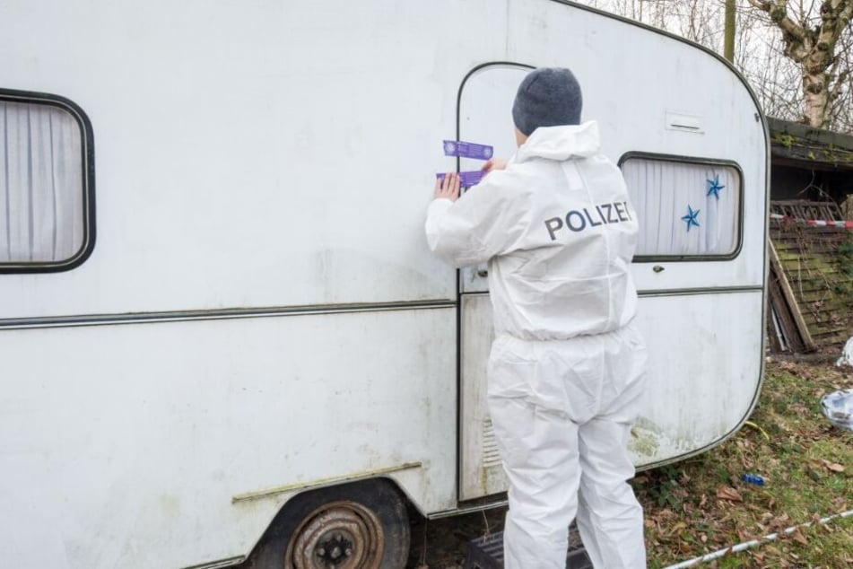 Auch mehrere Wohnwagen wurden von der Spurensicherung untersucht.