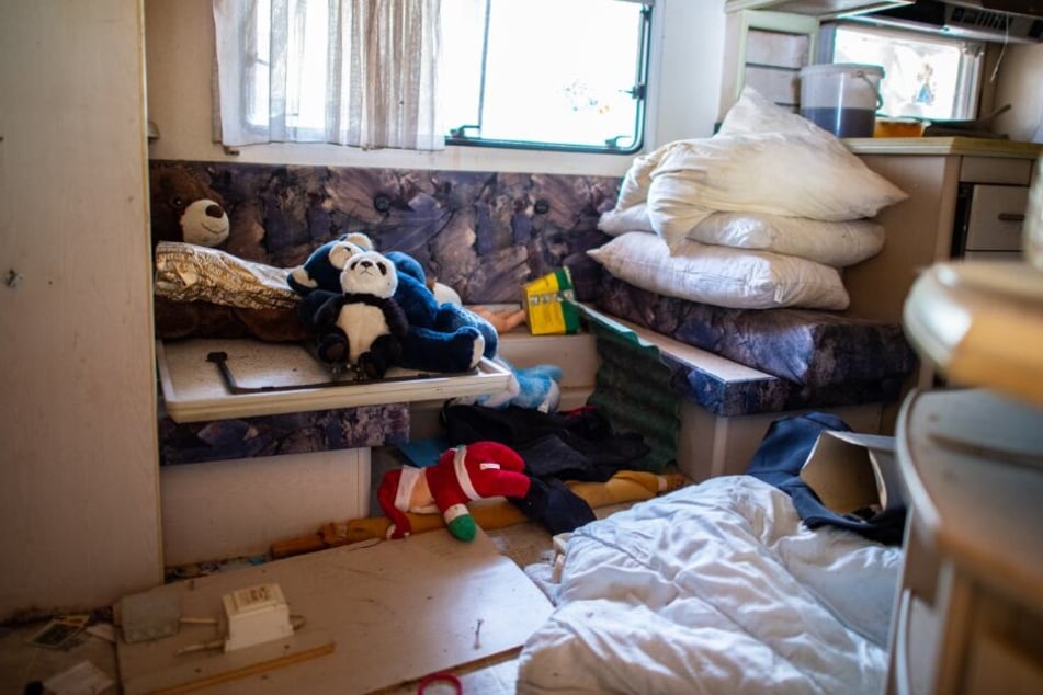 Das Pflegekind musste in der völlig verwahrlosten Parzelle des Campers leben.