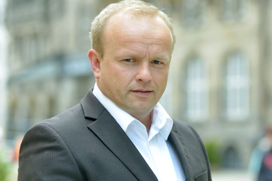 Stadtrat Falk Müller (42, AfD) erkundigte sich im Rathaus, wie es um das zerstörte Mahnmal steht.