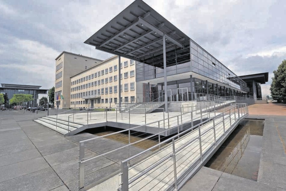 Der Sächsische Landtag besteht aus einem Neubautrakt (vorn) von 1994 und einem Altbau, der aus dem Jahr 1928 stammt, damals aber noch anders genutzt wurde.