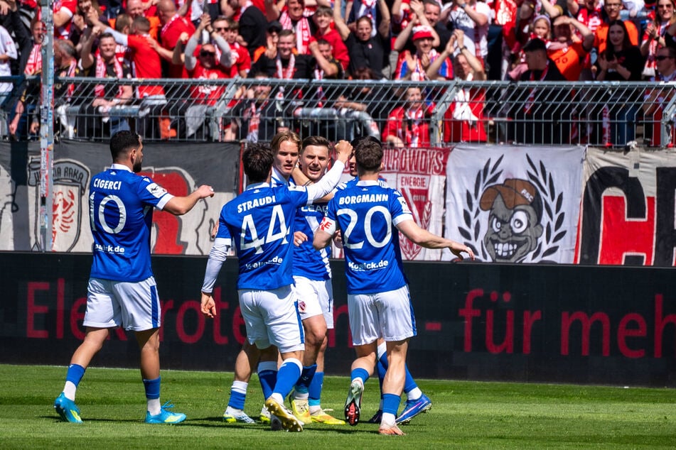 Lässt sich von seinen Teamkollegen feiern: FCE-Torschütze Erik Engelhardt (28, M.).