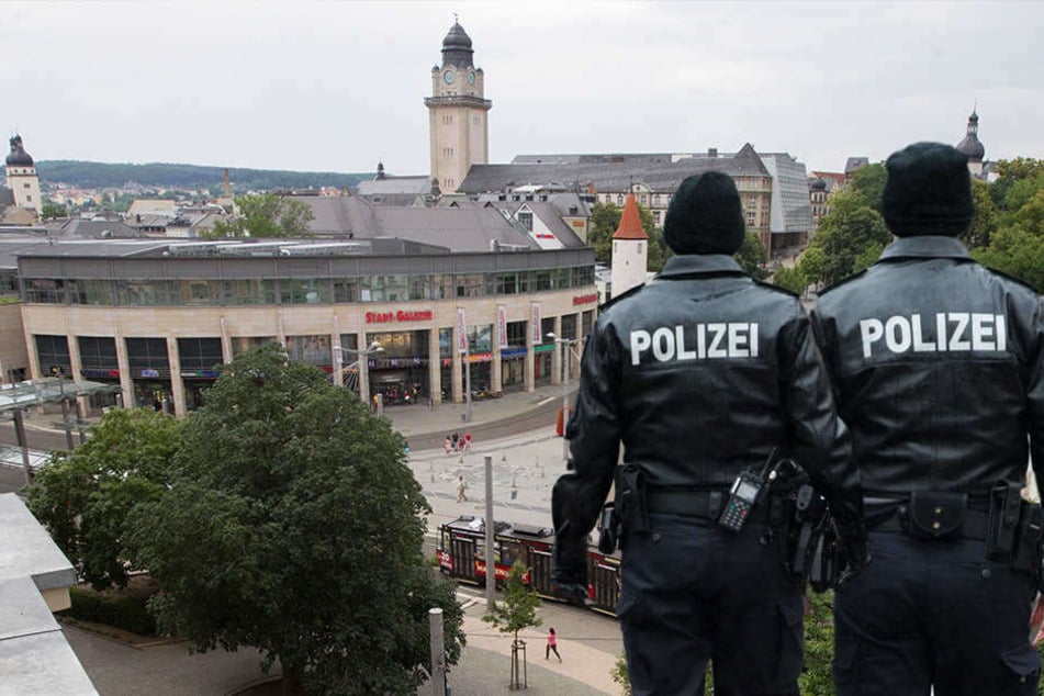 Auf dem Postplatz in Plauen gab es eine heftige Auseinandersetzung mit mehreren Verletzten. (Bildmontage)
