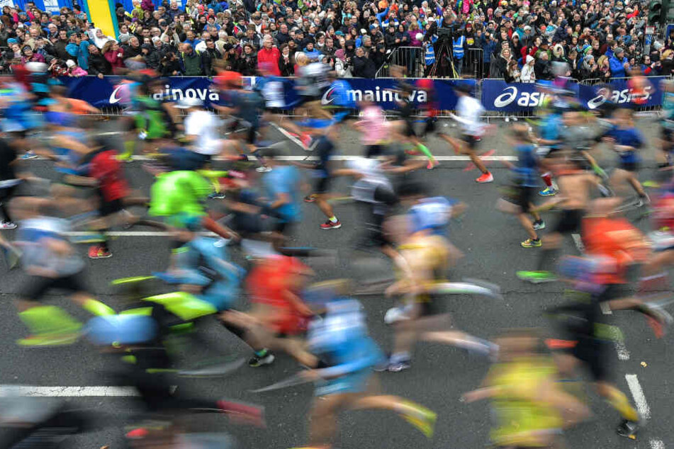 Das Foto zeigt Läuferinnen und Läufer beim Frankfurt-Marathon 2018.