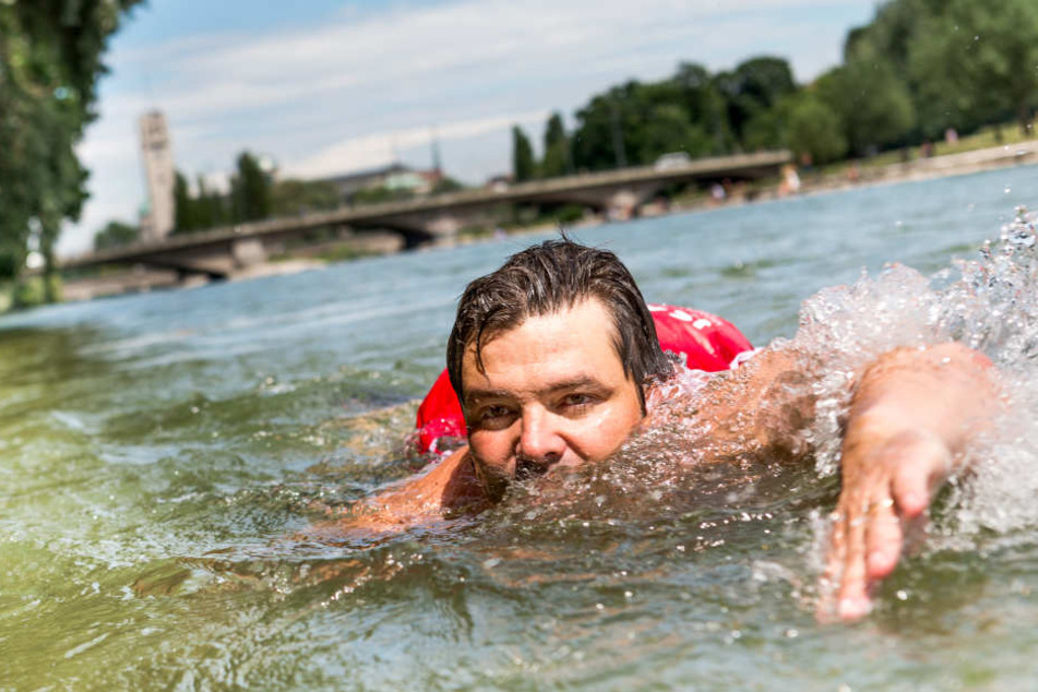 Benjamin David hatte genug von Bus und Bahn. Er schwimmt jetzt jeden Tag auf Arbeit.