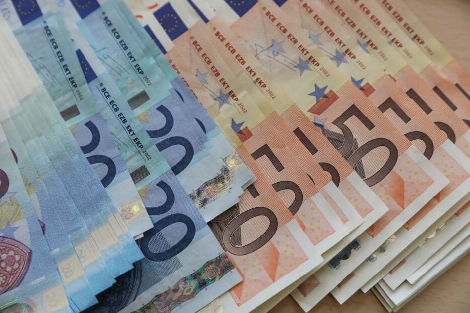 Mit dem Geld im Auto wollte der Mann flüchten, fügte dem Rentner dabei tödliche Verletzungen zu. (Symbolbild)