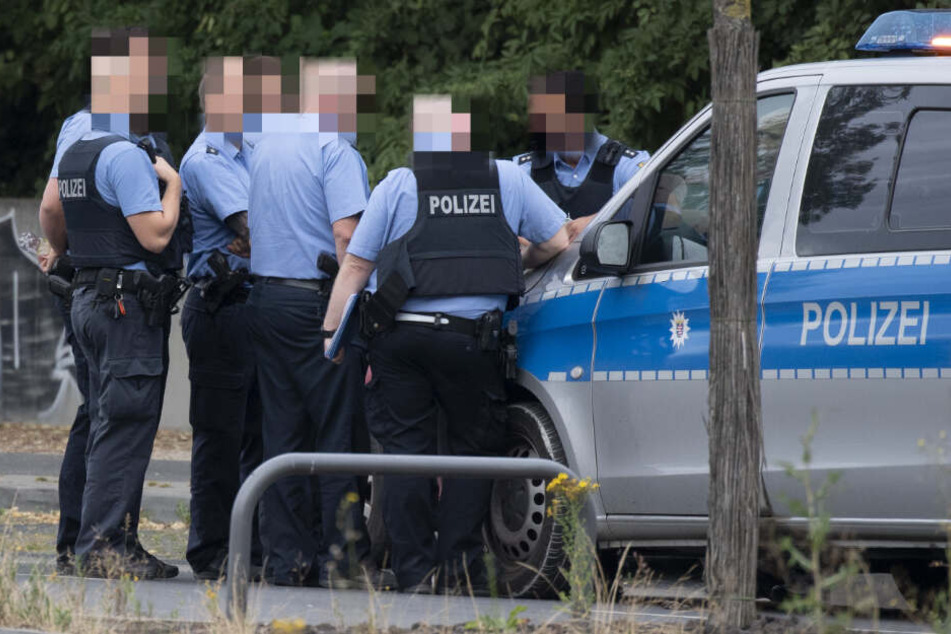 Die Feiernden verweigerten die Angabe von Personalien (Symbolfoto).