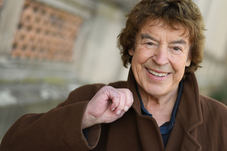 Tony Marshall steht am Tony-Marshall-Weg in Baden-Baden.