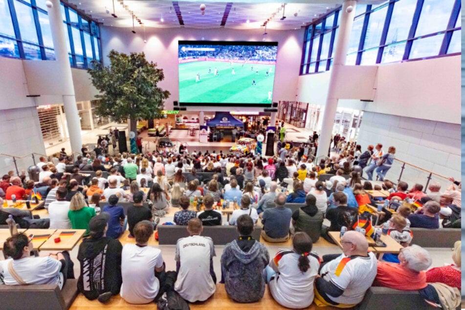 War am Freitag rappelvoll: Der Kaufpark in Nickern zog mehr als 400 Fußballfans vor den Riesenbildschirm.