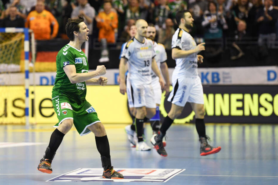 Wasser, das bei Regen immer wieder auf die Spielfläche tropft, gefährde die Gesundheit der Spieler, hieß es vonseiten des Ligaverbands.