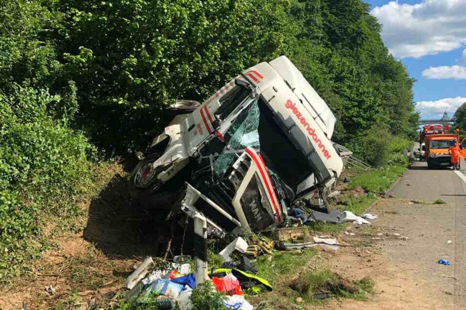 Der Fahrer wurde im Fahrerhaus eingeklemmt und wurde verletzt befreit.