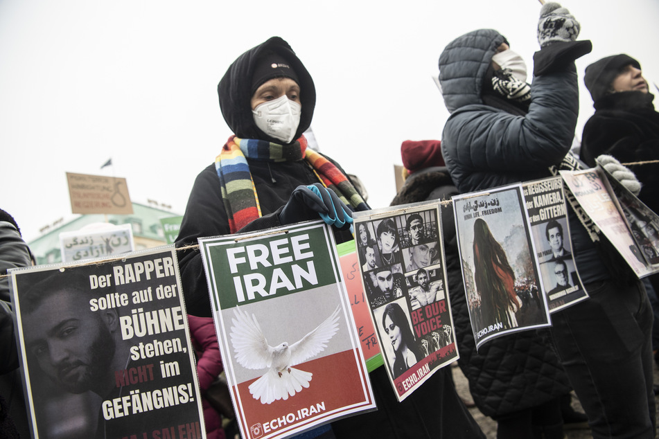Gut drei Monate dauern die Proteste im Iran nun schon an. Sie forderten bereits etliche Verhaftungen und Opfer.