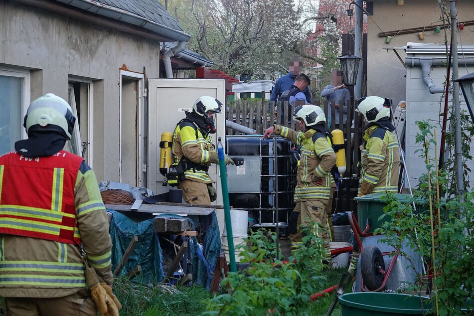 Die Kameraden der Feuerwehr verschafften sich aufgrund der verschlossenen Eingangstür gewaltsam Zutritt zum Objekt.