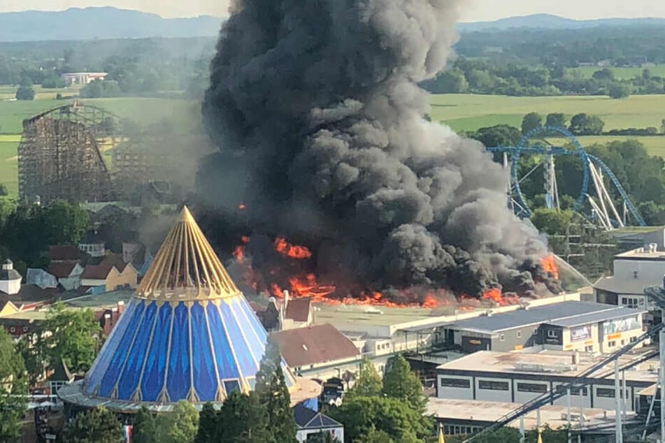 Sommer 2018: Eine riesige Rauchsäule erhebt sich auf dem Parkgelände in den Himmel.