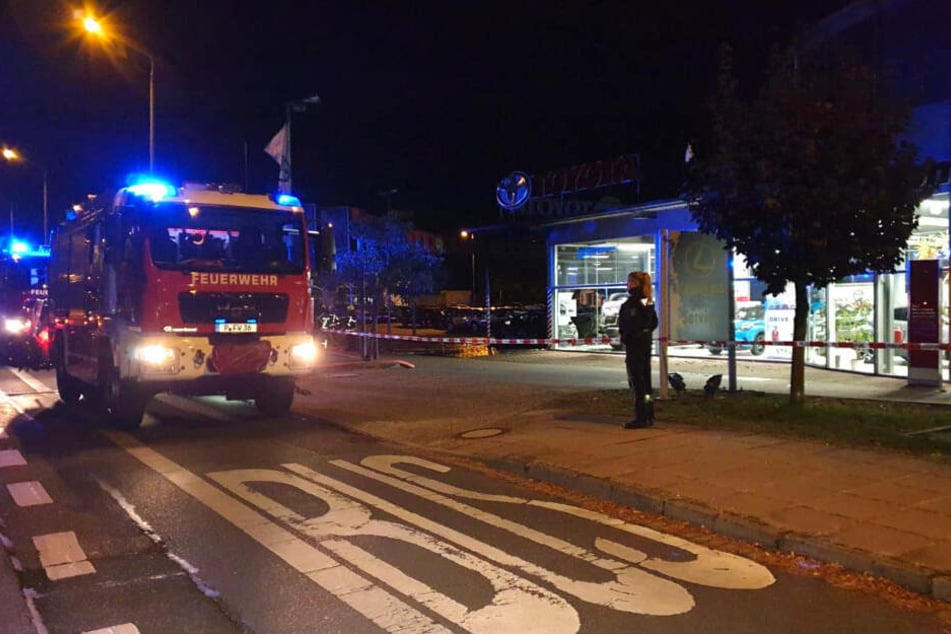 Fahrzeuge der Feuerwehr rücken an