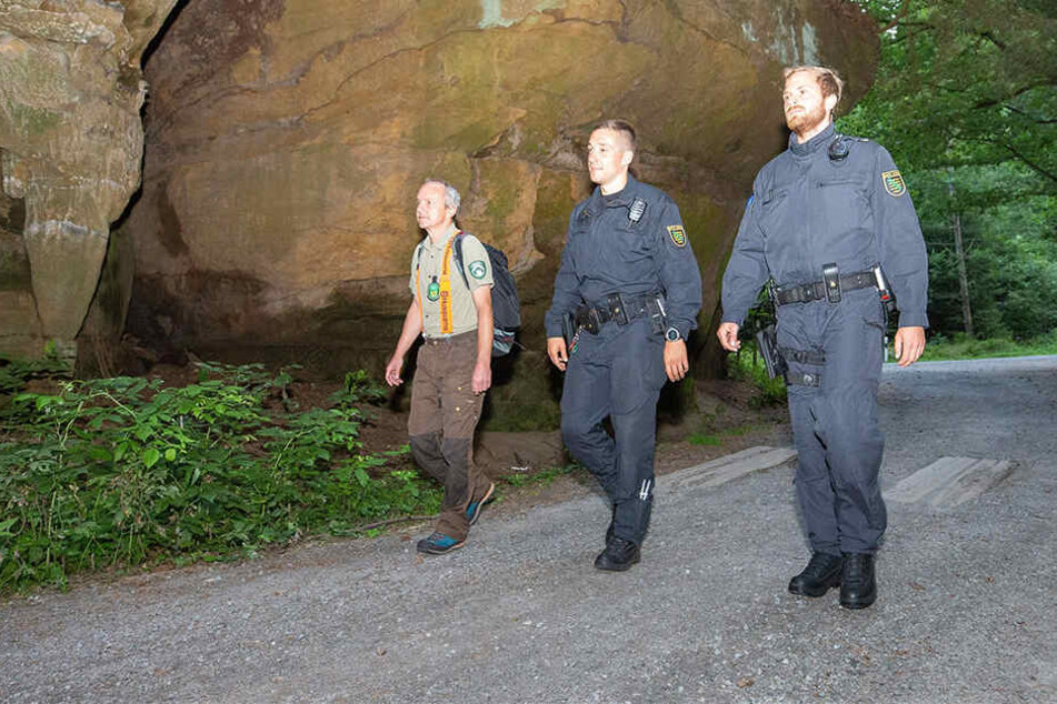Nationalpark-Ranger Steffen Eissner mit zwei Polizeibeamten während des Einsatzes.