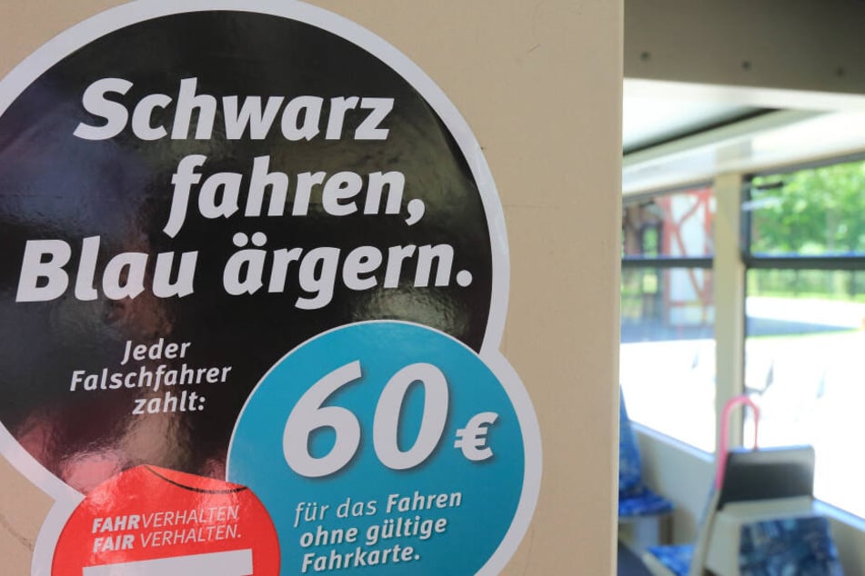 Wer ohne gültigen Fahrschein unterwegs ist, muss in den öffentlichen Nahverkehrsmitteln 60 Euro Strafe zahlen. (Archivbild)