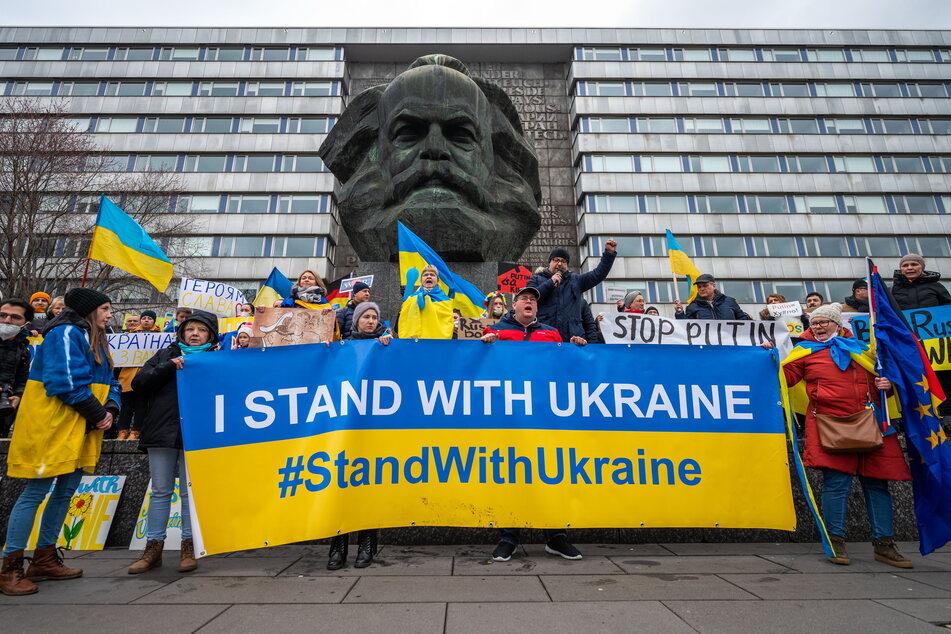 Kundgebung vor dem Karl-Marx-Monument: Nicht nur in der Bevölkerung ist der Zusammenhalt mit der Ukraine groß. Auch die Kommunalpolitik solidarisierte sich in einem gemeinsamen Schreiben.