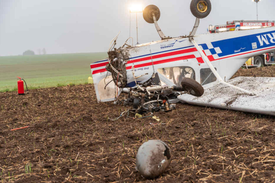 Kopfüber lag das Flugzeug auf einem Feld.