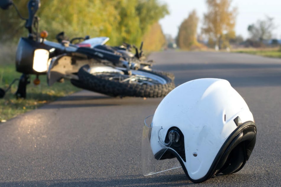 Der Biker und der Fahrradfahrer starben noch an der Unfallstelle. (Symbolbild)