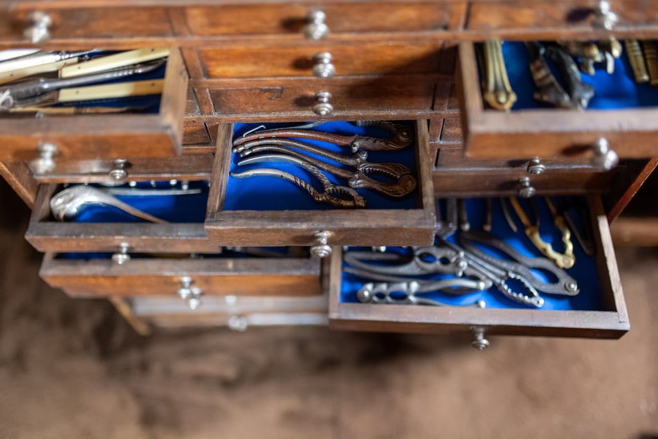 Die Schubladen sind mit Metall-Nussknackern gefüllt.