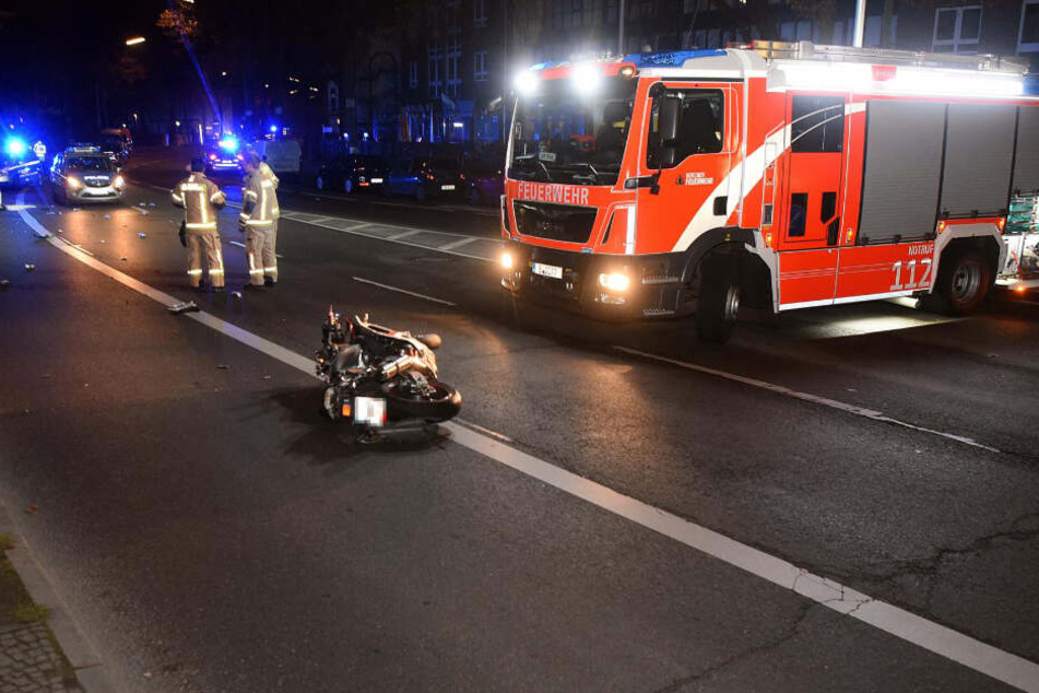 Der Motorradfahrer kam in einer Linkskurve von der Fahrbahn ab, prallte gegen einen Baum und einen Schutzpfosten.