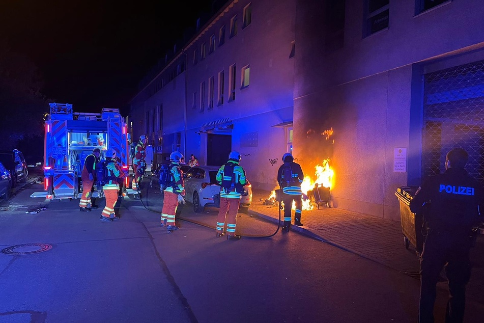Nach einem schweren Brand in Erfurt ist die Polizei auf der Suche nach dem Täter.