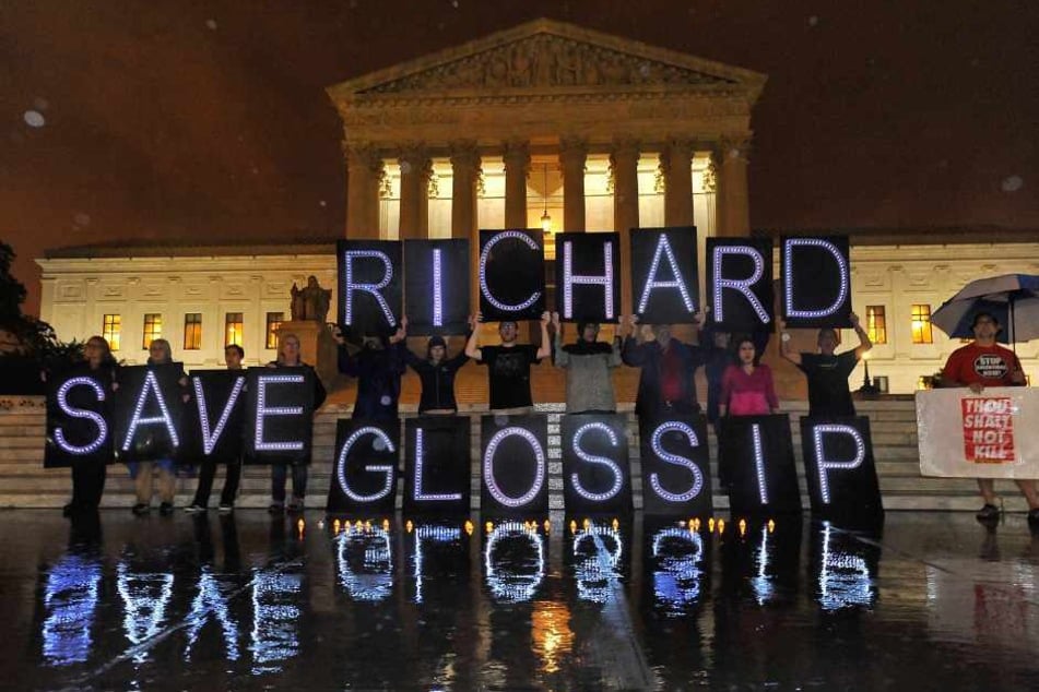 Anti-death penalty activists, including members of MoveOn.org and other advocacy groups, rally outside the US Supreme Court in an attempt to prevent the execution of Oklahoma inmate Richard Glossip on September 29, 2015 in Washington, DC.