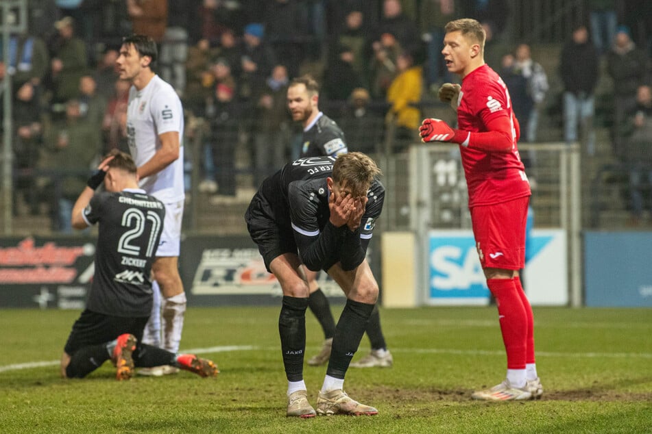 Felix Müller (27) schlägt die Hände vors Gesicht - in Babelsberg wollte der Ball einfach nicht ins gegnerische Tor.