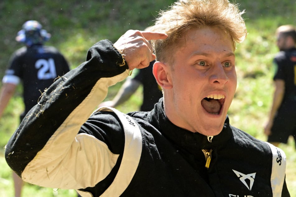 Tom Kopke (24) aus München hat am Montag zum dritten Mal in folge die traditionelle Käse-Jagd gewonnen.