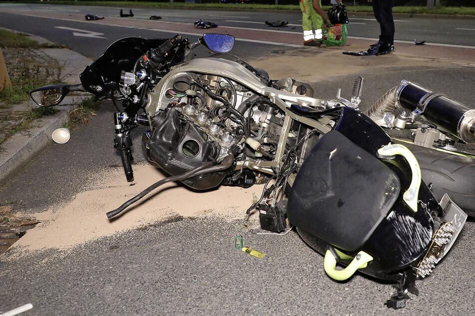 Motorrad kracht auf Volvo: Biker bei Unfall in Dresden schwer verletzt