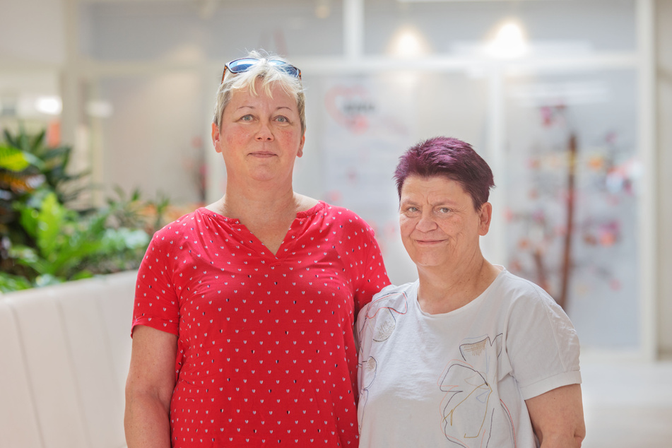 Seit 39 Jahren im Dienst des Seniorenheims: Elke Lützenberg (59, l.) und Petra Url (58).