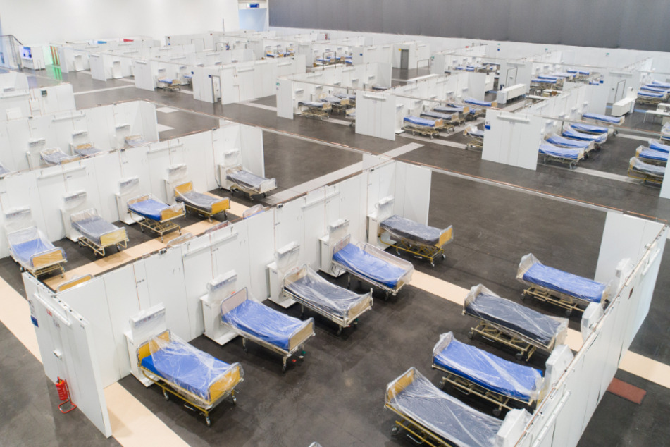 Hannover: Krankenhausbetten stehen in einer Messehalle auf dem Messegelände Hannover. Messegesellschaften würden ihre Hallen lieber mit Besuchern füllen.