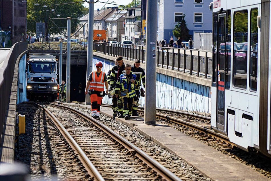Bis 15 Uhr waren die Rettungskräfte im Einsatz, um den Wagen aus dem Straßenbahntunnel zu bergen.