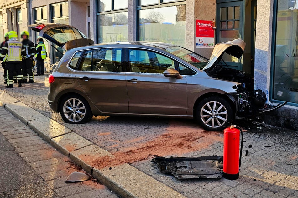 Unfall in Chemnitz: Auto kracht gegen Haus, Fahrer stirbt im Krankenhaus