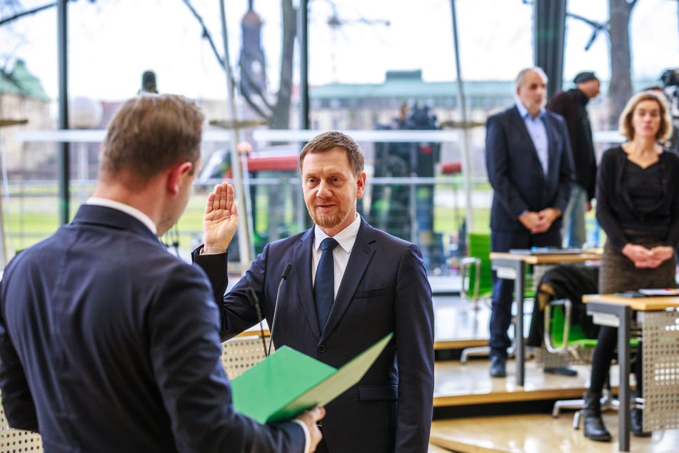 "Ich schwöre ..." - Michael Kretschmer (49, CDU) im Moment seiner Vereidigung als neuer sächsischer Ministerpräsident. Dass die Wahl zwar erst im zweiten Wahlgang, aber dennoch weitgehend reibungslos über die Bühne gegangen ist, war eine Überraschung.