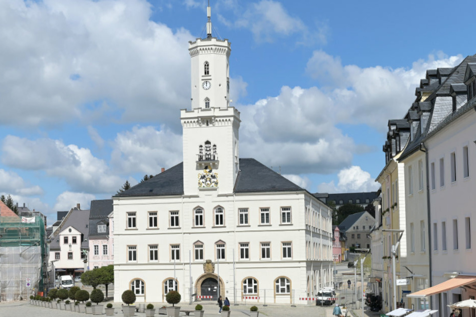 Das Schneeberger Rathaus wird derzeit saniert. Ganoven nutzten das Gewusel für einen dreisten Diebstahl.