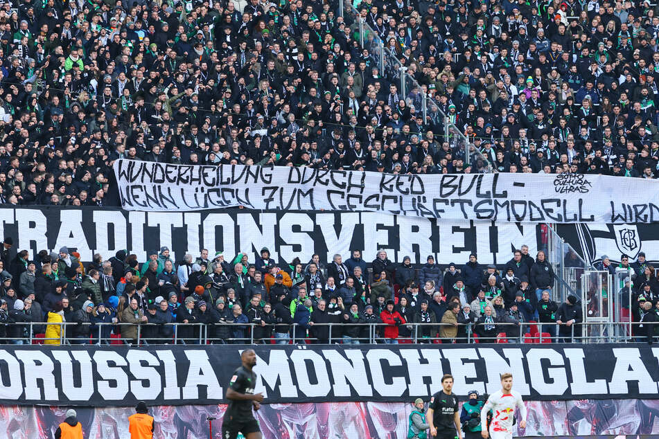 Die Fans von Borussia Mönchengladbach ließen es sich erneut nicht nehmen, ihren Unmut über den Wechsel von Max Eberl zu RB Leipzig kundzutun.