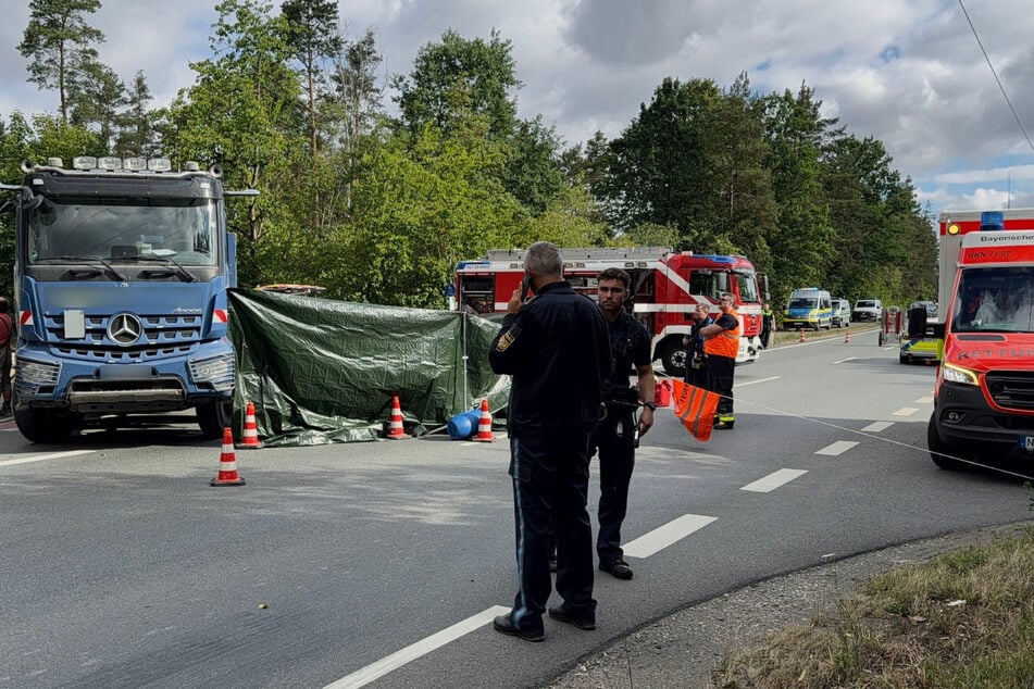 Bei einem schweren Unfall mit einem Lastwagen ist am Donnerstagmorgen eine 53 Jahre alte Frau ums Leben gekommen.