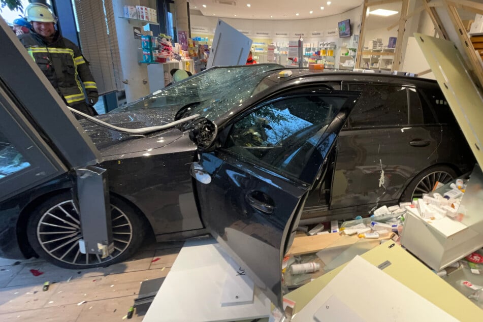 Frau "parkt" in Apotheke ein: Verkaufsraum völlig verwüstet
