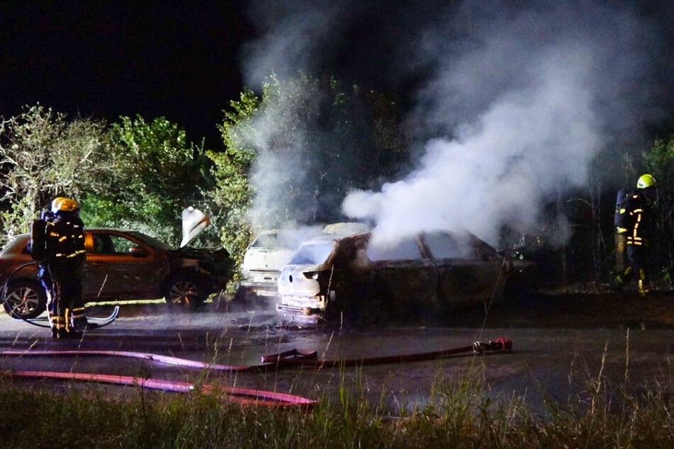 Gleich drei Autos wurden durch das Feuer in Mitleidenschaft gezogen.