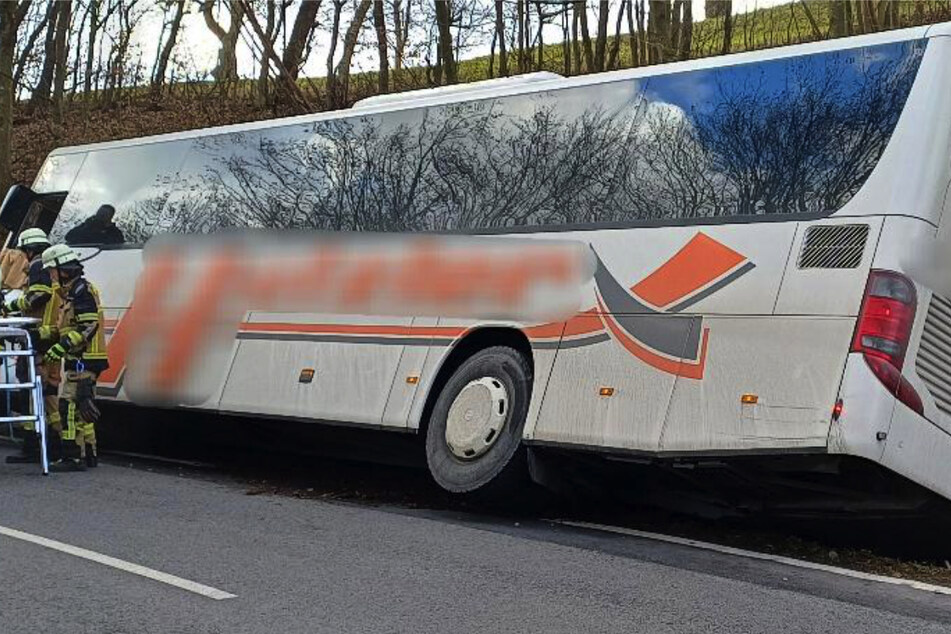 Der Bus war so in den Graben gerutscht, dass die Türen nicht mehr öffneten.