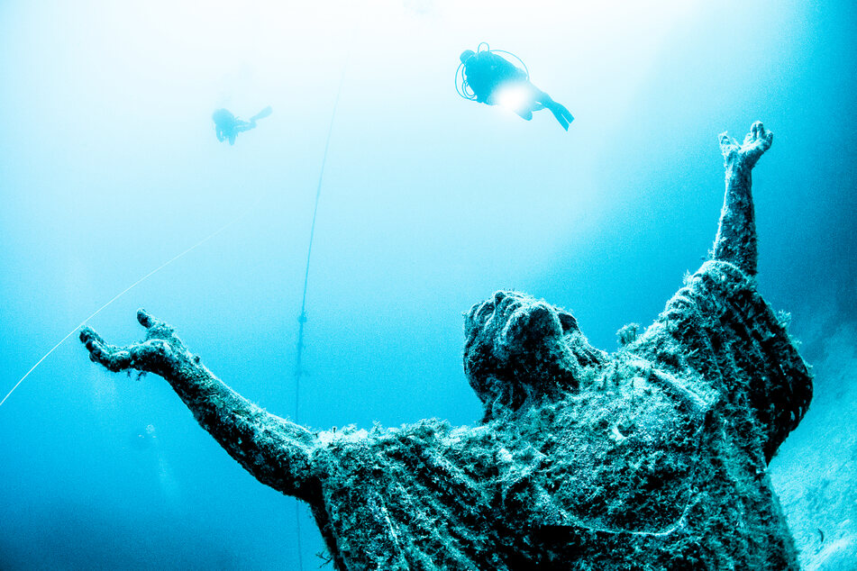 Die Unterwasserstatue Kristu tal-Baħħara (dt.: Christus für die Seefahrer) ist für viele Taucher ein beliebtes Ziel.