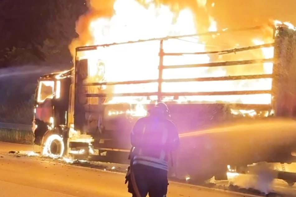 Die Flammen schlugen meterhoch: Auf der A5 in Hessen brannte in der Nacht ein Gefahrgut-Lastwagen.