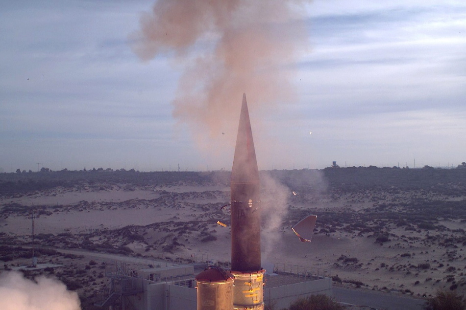 Das vom israelischen Verteidigungsministerium zur Verfügung gestellte Foto zeigt eine "Arrow-3"-Abfangrakete.