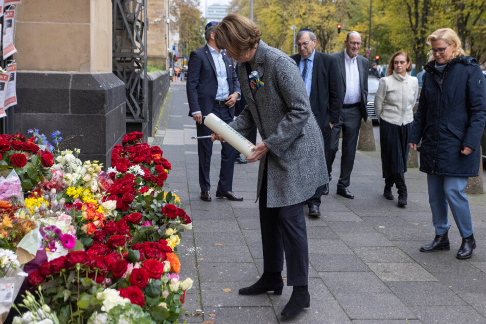 Die parteilose Oberbürgermeisterin der Stadt Köln zündete zum Auftakt des Karnevals eine Kerze an einer Kölner Synagoge an.